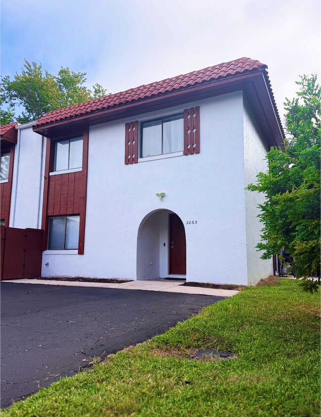 Building Photo - 2063 Oak Meadow Cir