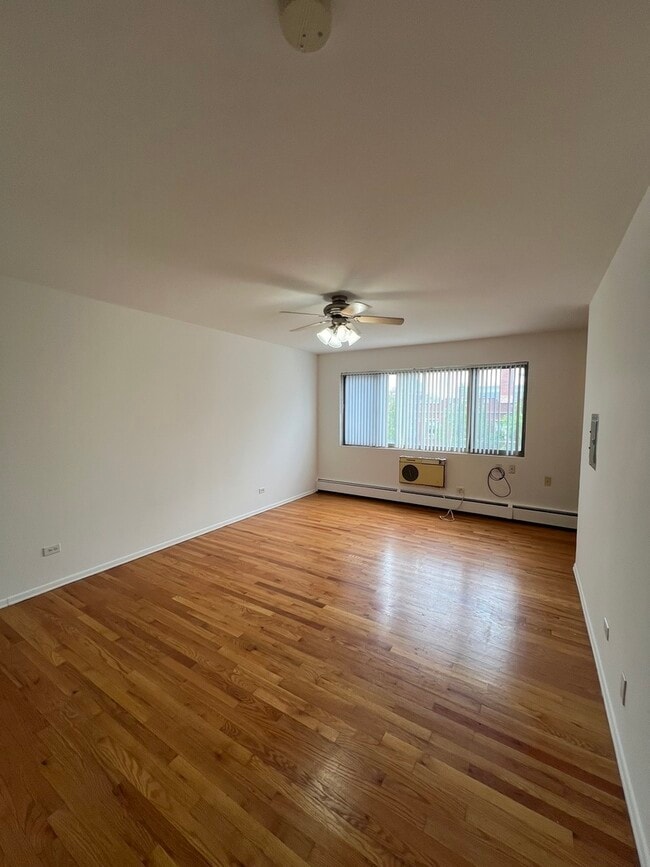 Building Photo - 6250 N Kenmore Ave