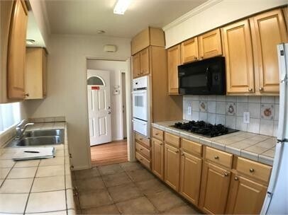 Foto del edificio - BEAUTIFUL WOOD FLOORS IN THIS- 5 BED 2 BATHROOM- Includes maid service