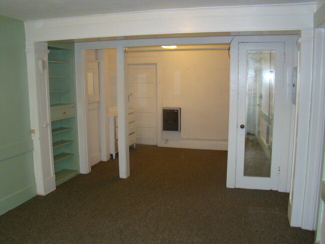 Building Photo - 300 NE Maple St