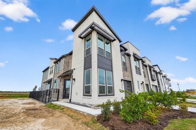 Foto del edificio - 16739 Lake Austin St