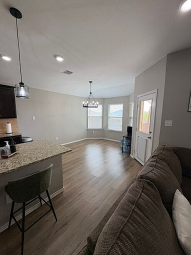 Foto del edificio - 3 bedroom 2 bath open concept