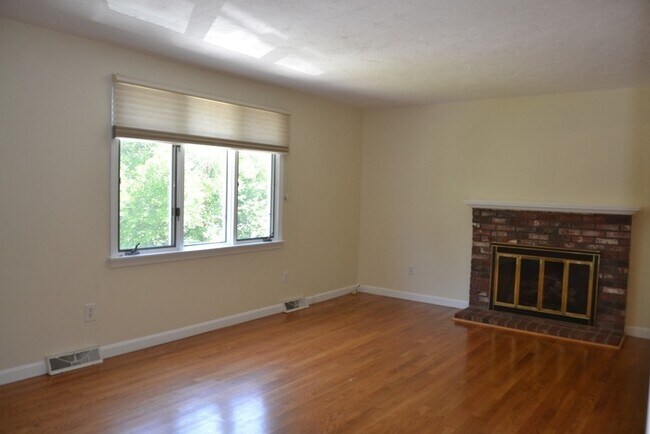 Building Photo - 20 Pine Grove Park