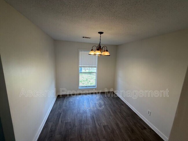 Building Photo - 2410 Lyndon Ave