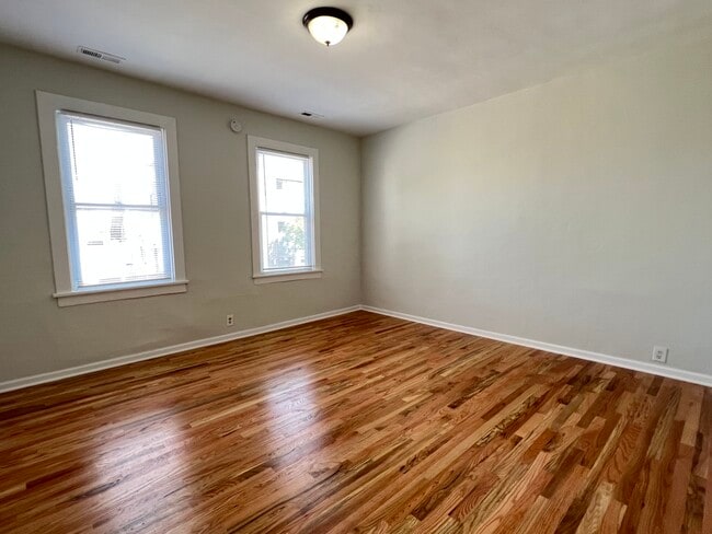 Building Photo - 1151 W 19th St