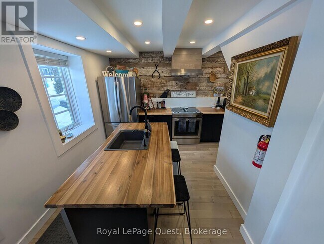 Building Photo - 347 Balm Beach Rd