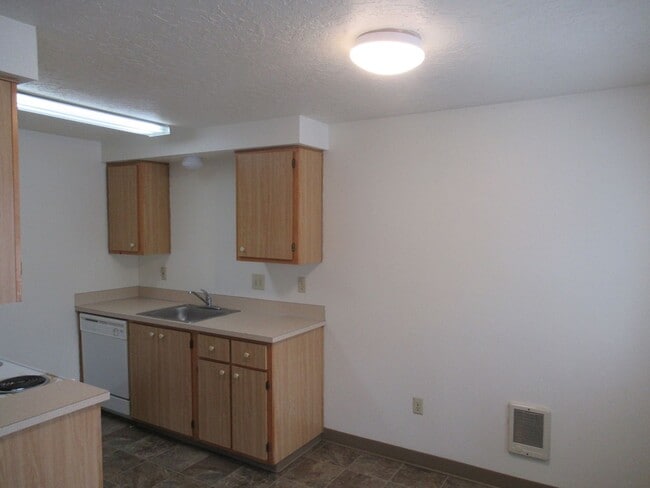 Building Photo - Quiet Downstairs Two Bedroom Apartment in ...