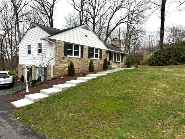 Foto del edificio - 2119 Oaklyn Dr