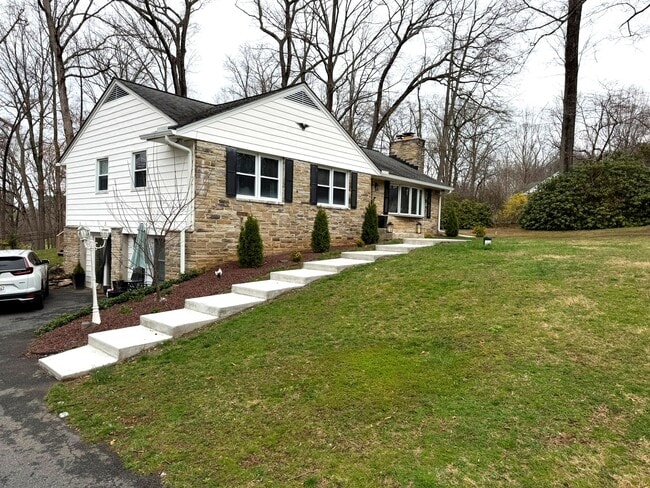 Building Photo - 2119 Oaklyn Dr