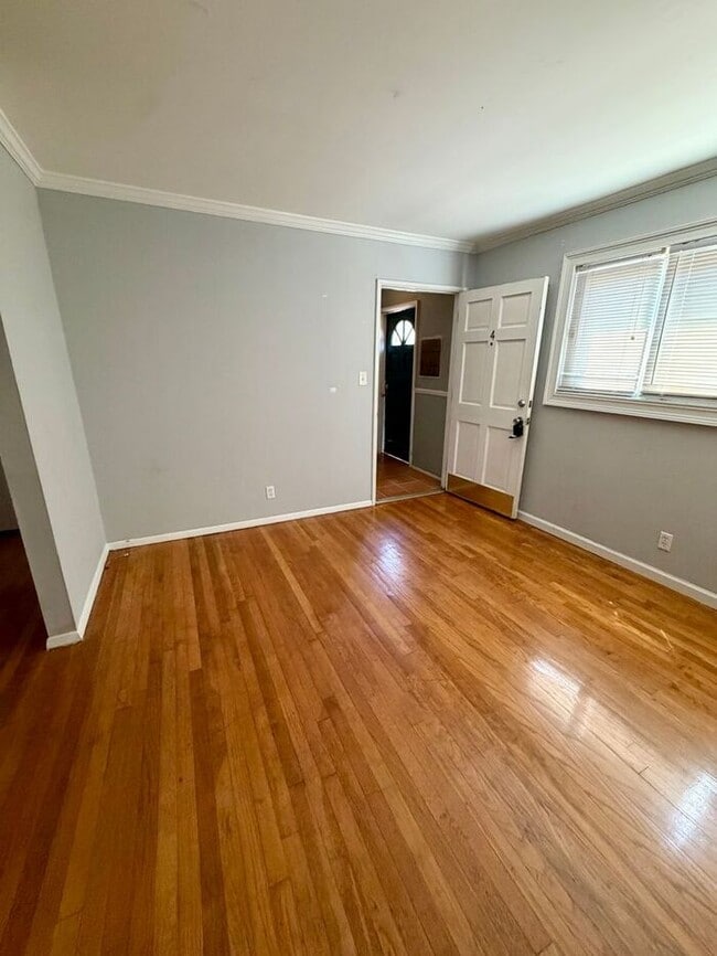 Building Photo - 1 BEDROOM 1 BATHROOM UNIT IN VIRGINIA HIGHLANDS!!!