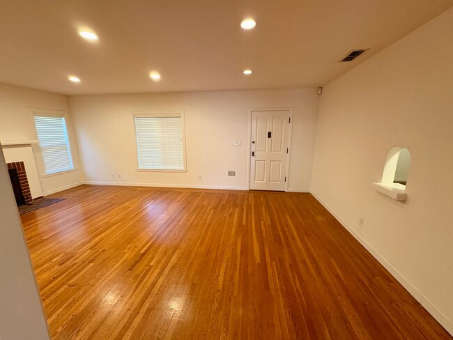 Building Photo - Updated and Stunning 2bed/1bath home in Mi...