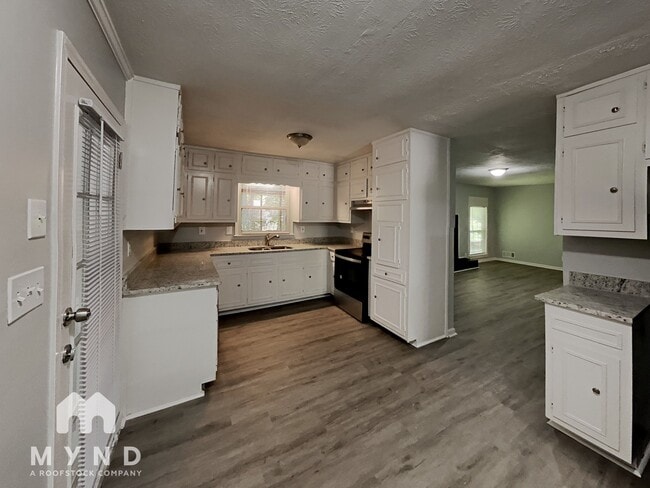 Building Photo - 2121 W Chester Cir SE