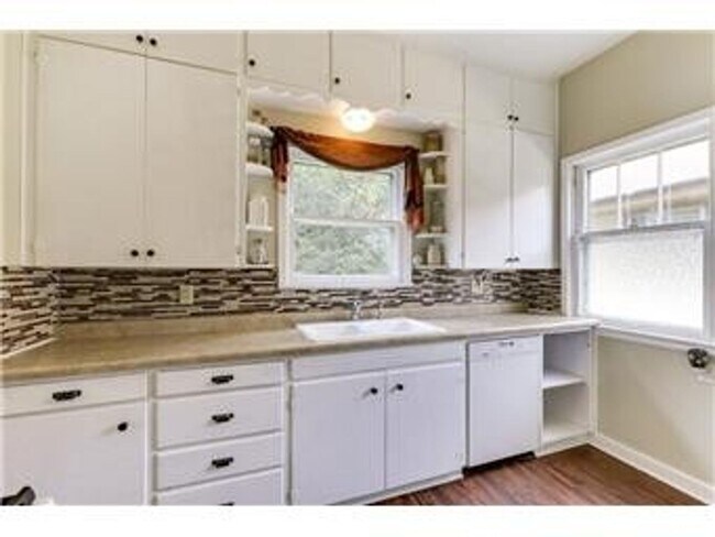 Foto del edificio - Close to Campus Remodeled 6 bedroom In Com...