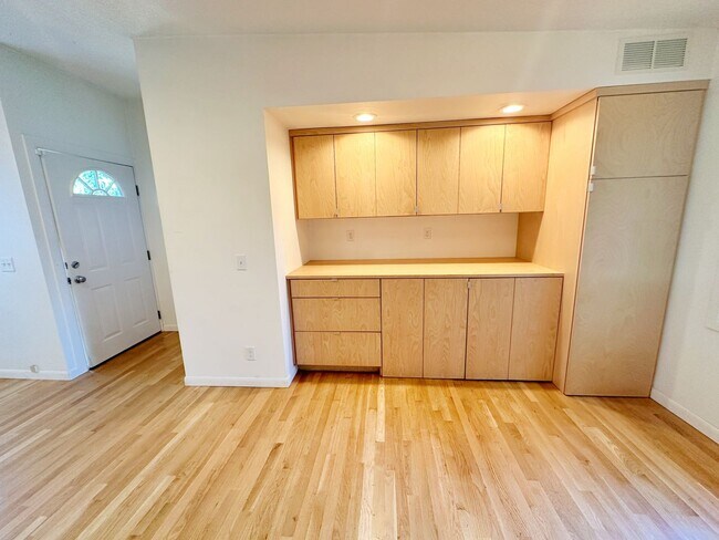 Foto del edificio - Beautiful 1-bedroom unit (half of a duplex...
