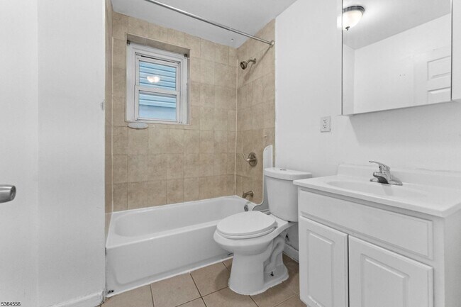 Building Photo - 718 S 13th St