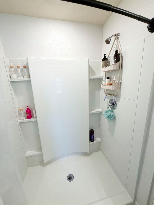 Foto del edificio - Beautiful 2-bedroom, 2.5-bath two-story townhouse located just minutes from Historic Downtown St....