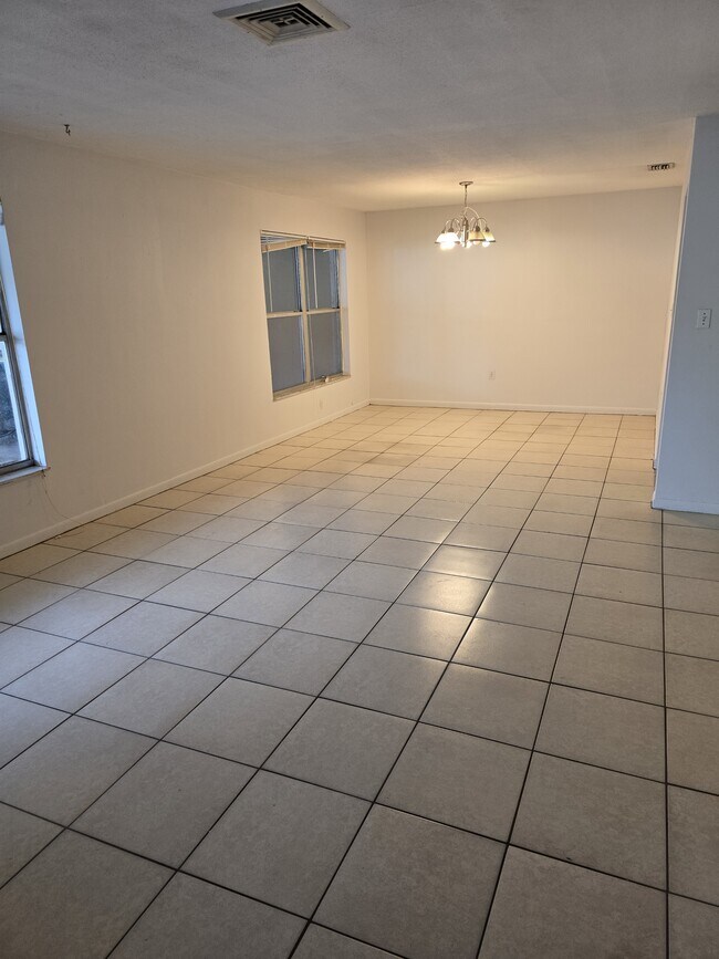 Foto del edificio - 1414 N Saturn Ave