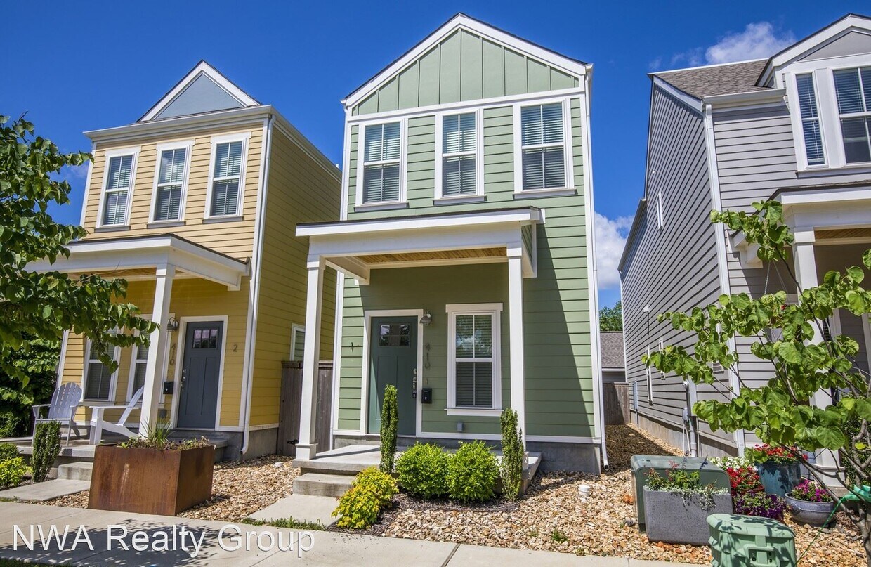 Primary Photo - 2 br, 2.5 bath House - 410-1 (444) SW B St...