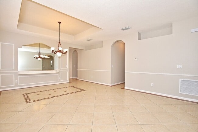 Building Photo - Gorgeous 4/2 Spacious Home with a Fenced B...