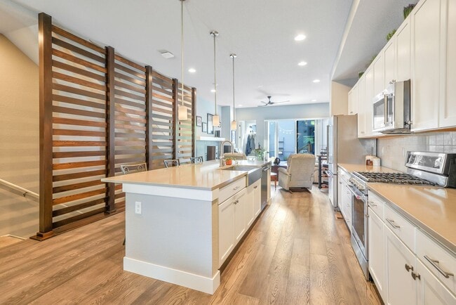 Building Photo - 1364 Vine St