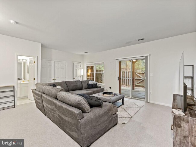 Foto del edificio - 8873 Royal Doulton Ln