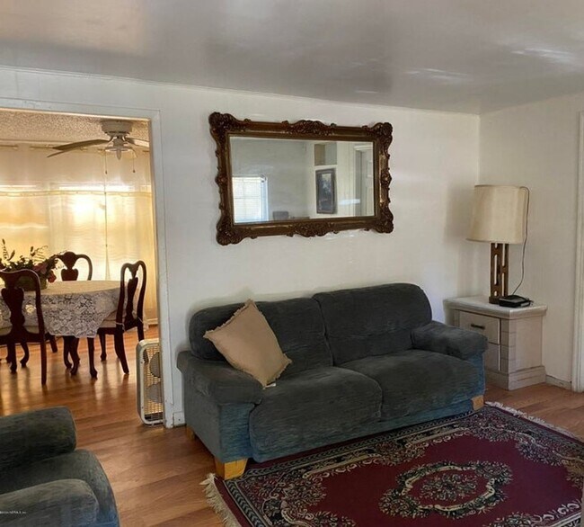 Building Photo - Cozy North Side Rooming House