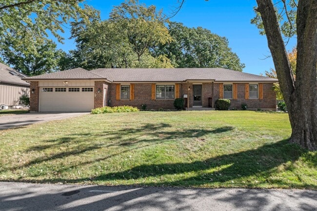 Foto del edificio - Charming 3 Bed 2.5 Bath Raised Ranch