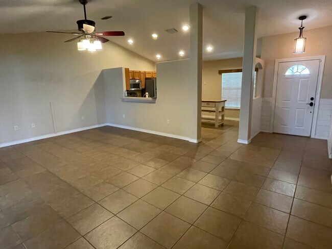 Building Photo - Beautiful 3/2 Fenced in Single Family Home...