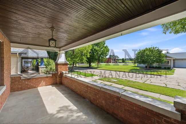 Building Photo - 525 Chautauqua