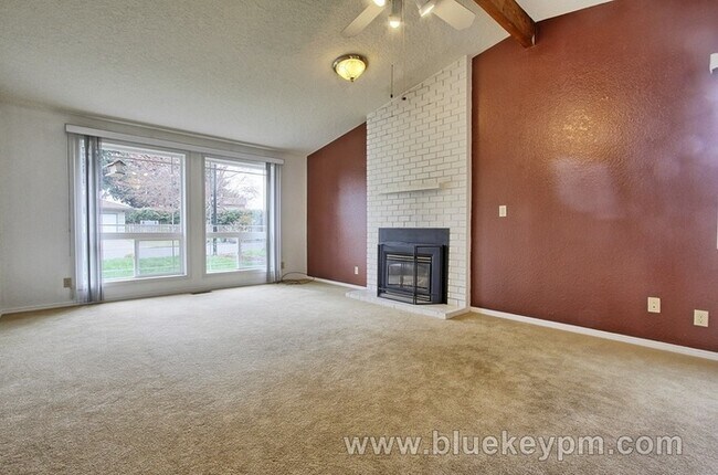 Foto del edificio - 3 Bed, 2 Bath home in Milwaukie
