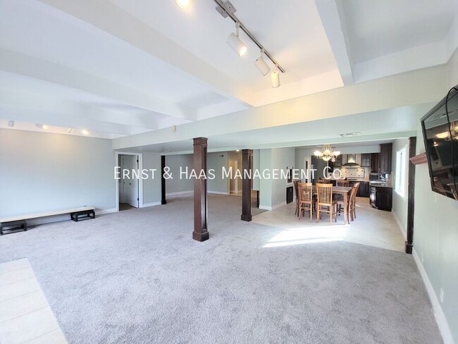 Building Photo - 869 E Kallin Way