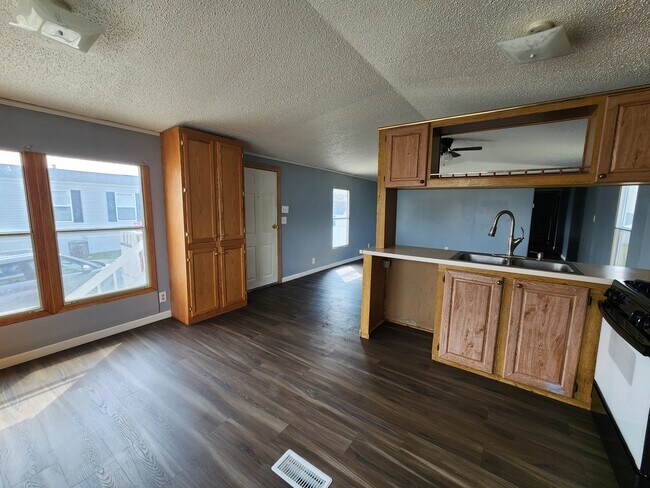 Building Photo - 700 W Ridgeway Ave