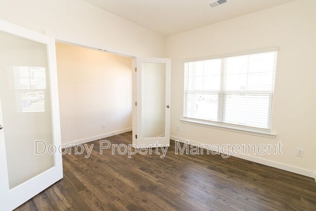 Foto del edificio - 4162 Lone Oak Cir