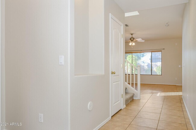 Building Photo - 1050 E Redwood Dr