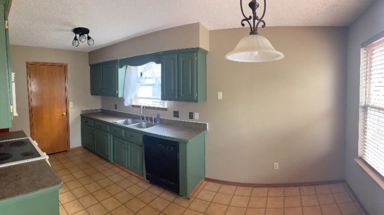 Foto del edificio - 3 bedroom 2 bathroom 2 car garage on quiet block.