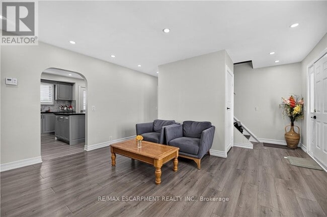 Building Photo - 685717 Oxford 2