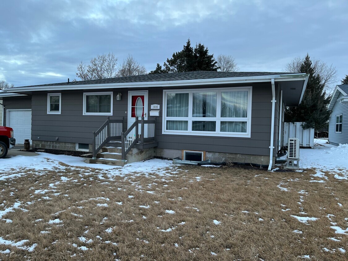1035 Foster Dr, Dickinson, ND 58601 House Rental in Dickinson, ND