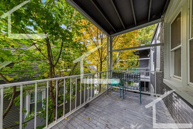 Foto del edificio - Porch Side