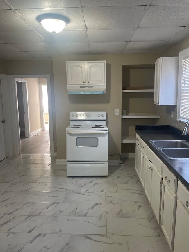 Foto del edificio - Newly Renovated Three Bedroom Home In Huntington