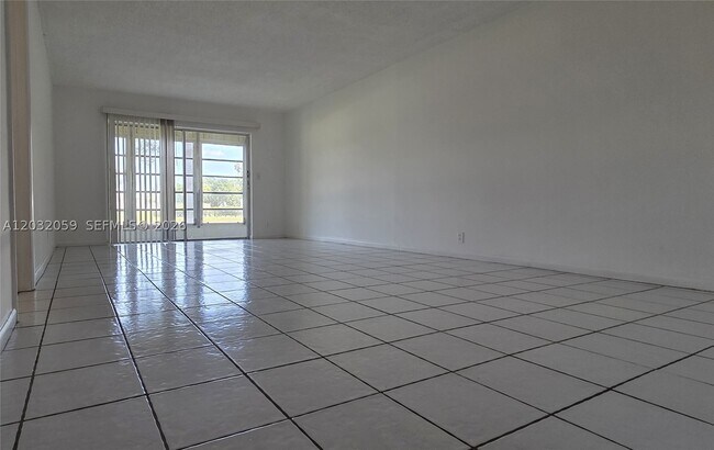 Foto del edificio - 5510 N Lakewood Cir