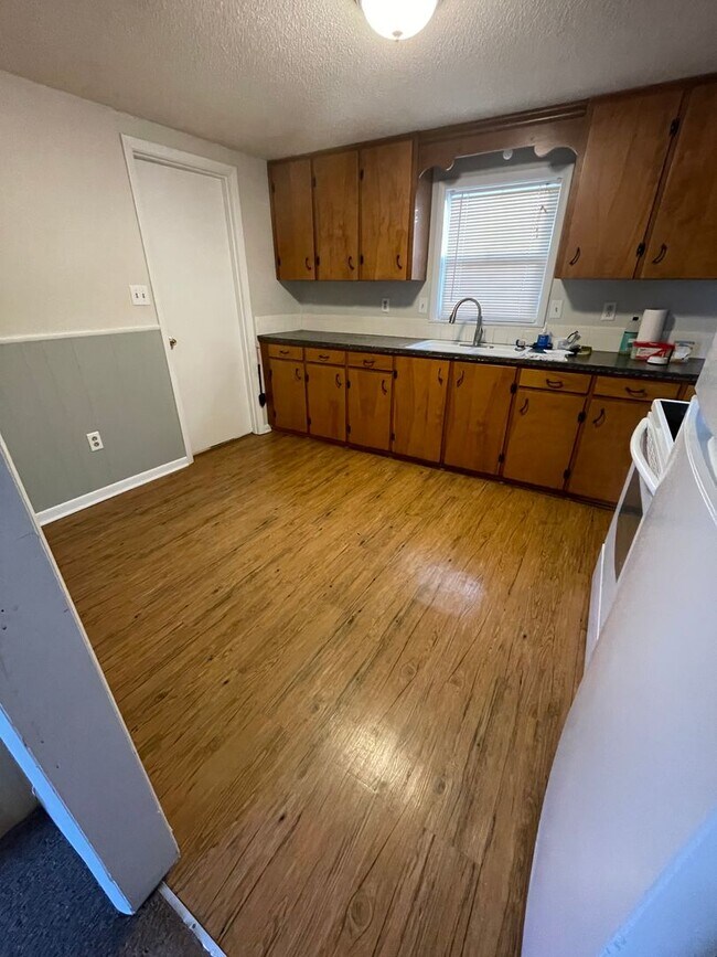 Building Photo - 3 bed/ 1 bath Single Family House