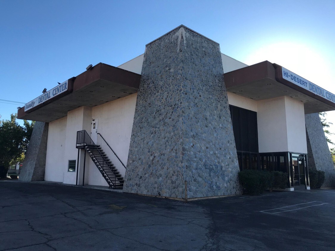 Building Photo - 2205 E Palmdale Blvd