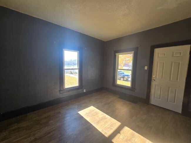 Building Photo - 206 Clay St