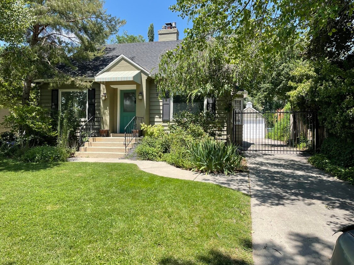 Primary Photo - 1323 Logan Ave S