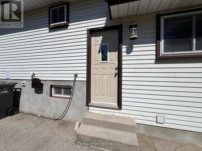 Building Photo - 375 W Acres Dr