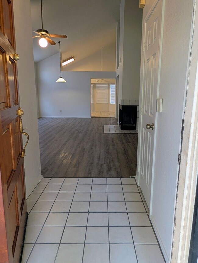 Building Photo - 2325 E Lakecrest Dr