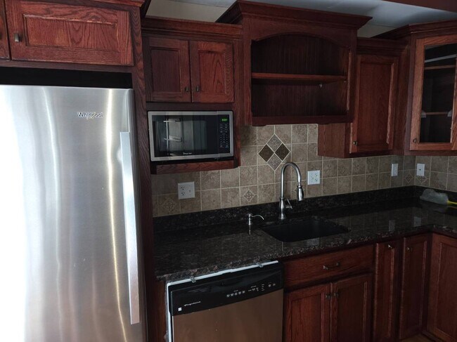 Building Photo - 2-22 Pearl St