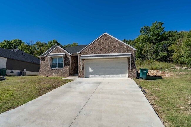 Foto del edificio - Stunning 3 Bed 2 Bath In Quiet Neighborhood