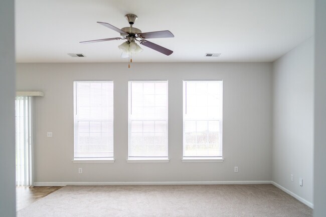 Foto del edificio - 237 Medford Dr