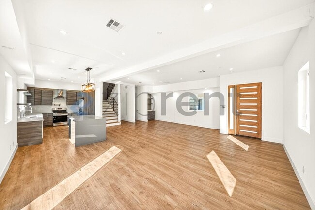 Foto del edificio - 5641 Riverton Ave